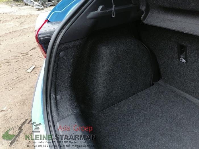 Tapicerka pokrywy bagaznika lewa z Nissan Micra (K14) 0.9 IG-T 12V 2018