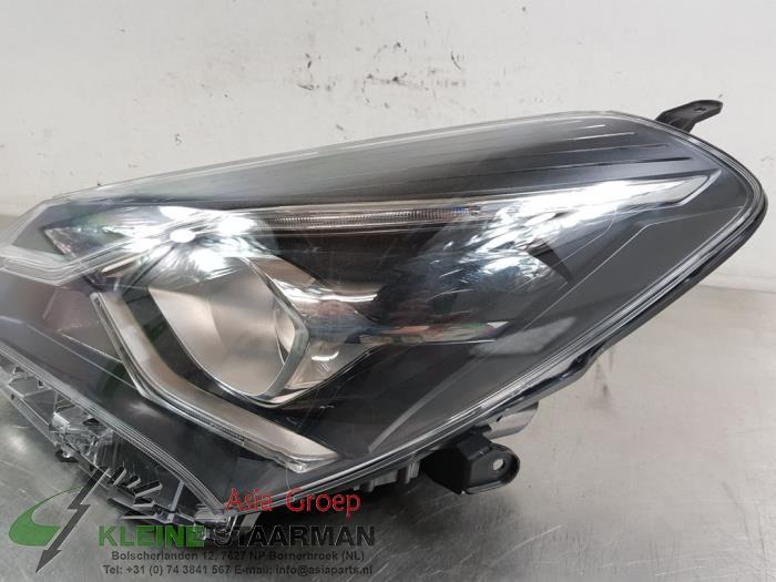 Headlight, left Toyota Yaris III 1.5 16V Hybrid - 811700DK10