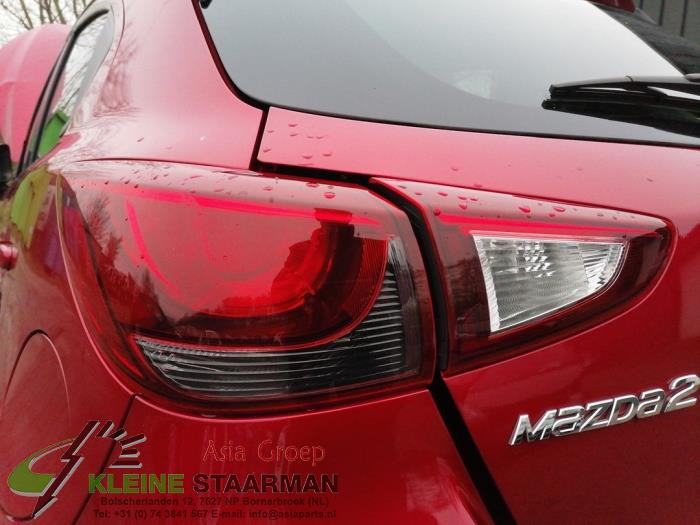 Rücklicht links van een Mazda 2 (DJ/DL) 1.5 SkyActiv-G 90 2018