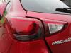 Feu arrière gauche d'un Mazda 2 (DJ/DL), 2014 1.5 SkyActiv-G 90, Berline avec hayon arrière, Essence, 1.496cc, 66kW, P5Y5; P5Y7; P5Y8, 2014-11 2018