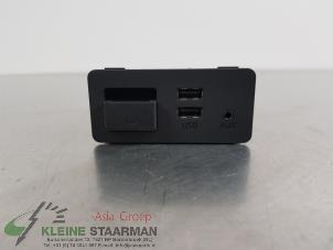 Usados Conexión AUX-USB Mazda 2 (DJ/DL) 1.5 SkyActiv-G 90 Precio de solicitud ofrecido por Kleine Staarman B.V. Autodemontage