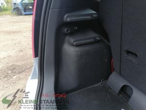 Usados Tapizado de maletero izquierda Mitsubishi Colt (Z2/Z3) 1.3 16V Precio de solicitud ofrecido por Kleine Staarman B.V. Autodemontage