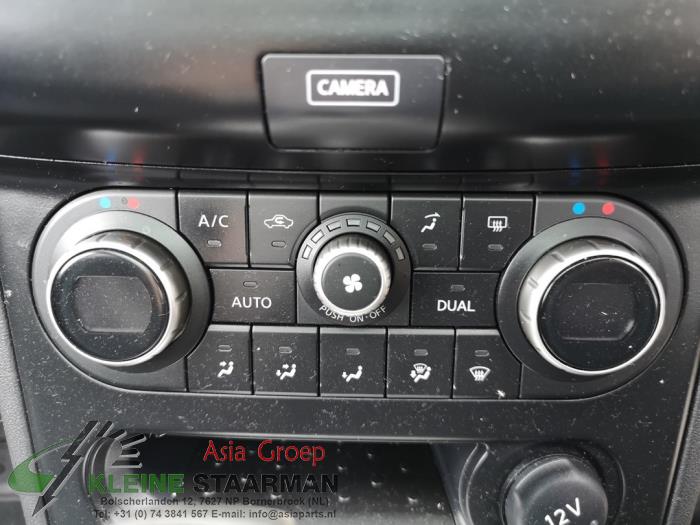 Heater control panel from a Nissan Qashqai (J10) 2.0 16V 4x4 2013