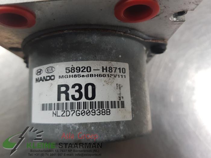 ABS Pumpe van een Kia Rio IV (YB) 1.0i T-GDi 100 12V 2019