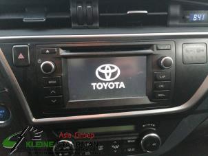 Używane Rama radia Toyota Auris Touring Sports (E18) 1.8 16V Hybrid Cena na żądanie oferowane przez Kleine Staarman B.V. Autodemontage