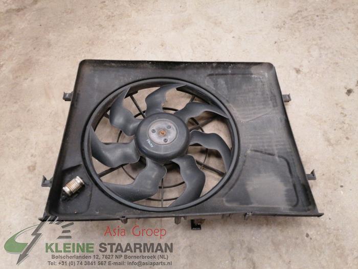 Cooling fan housing from a Kia Cee'd Sporty Wagon (EDF) 1.4 16V 2010