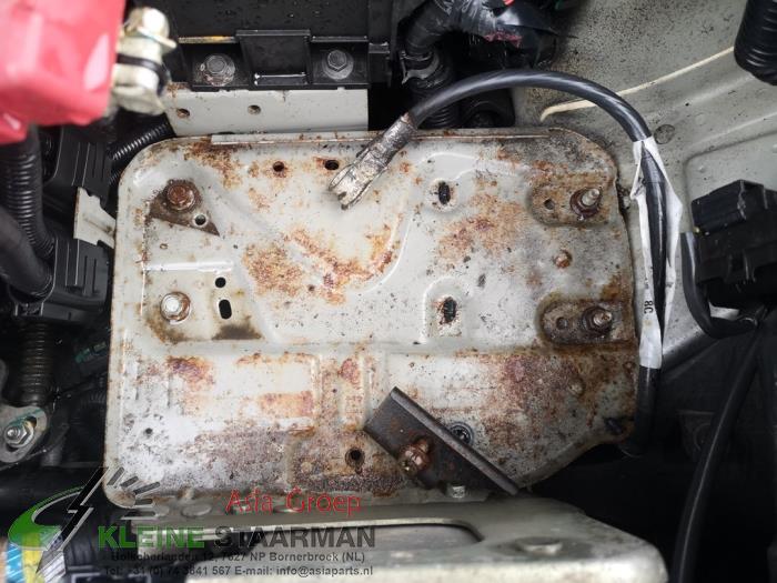 Battery box from a Nissan Micra (K13) 1.2 12V 2013