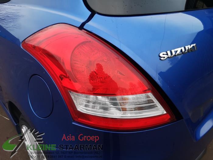 Taillight, left from a Suzuki Swift (ZA/ZC/ZD) 1.6 Sport VVT 16V 2015
