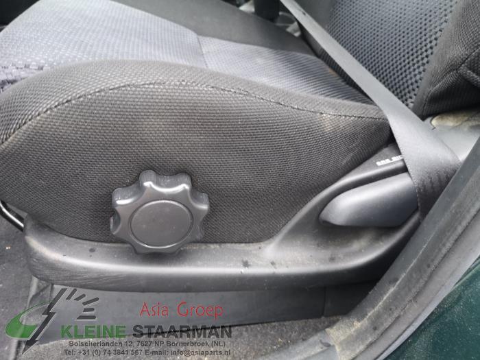 Seat, left from a Toyota Corolla Verso (E12) 1.6 16V VVT-i 2002
