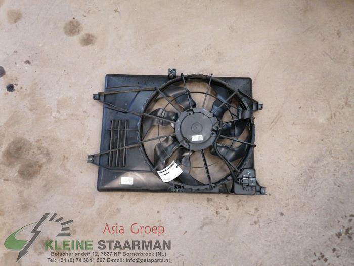 Cooling fan housing from a Kia Sportage (QL) 1.6 GDI 132 16V 4x2 2019