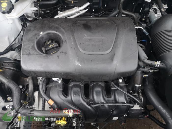 Engine cover from a Kia Sportage (QL) 1.6 GDI 132 16V 4x2 2019