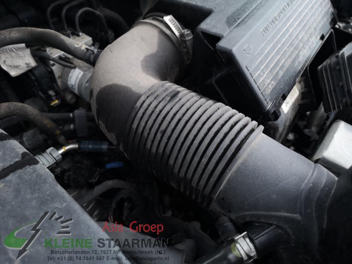 Air intake hose from a Kia Sportage (QL) 1.6 GDI 132 16V 4x2 2017
