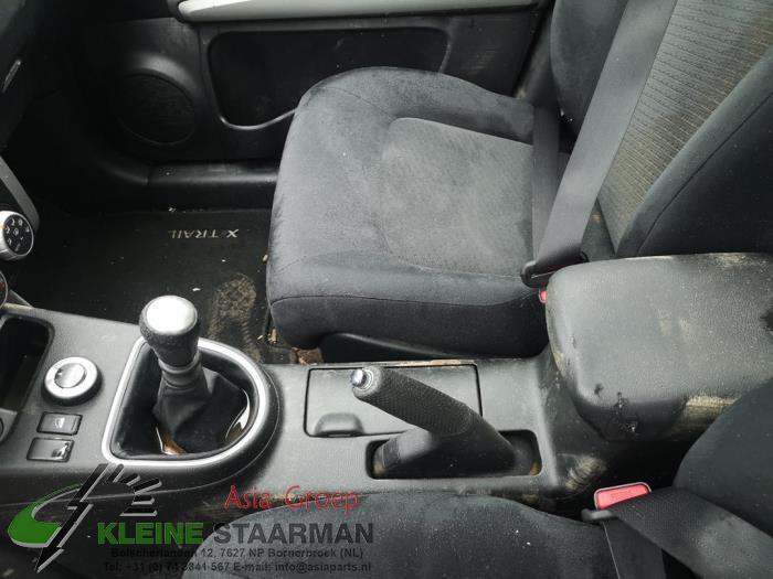 Parking brake mechanism from a Nissan X-Trail (T31) 2.0 XE,SE,LE dCi 16V 4x4 2012