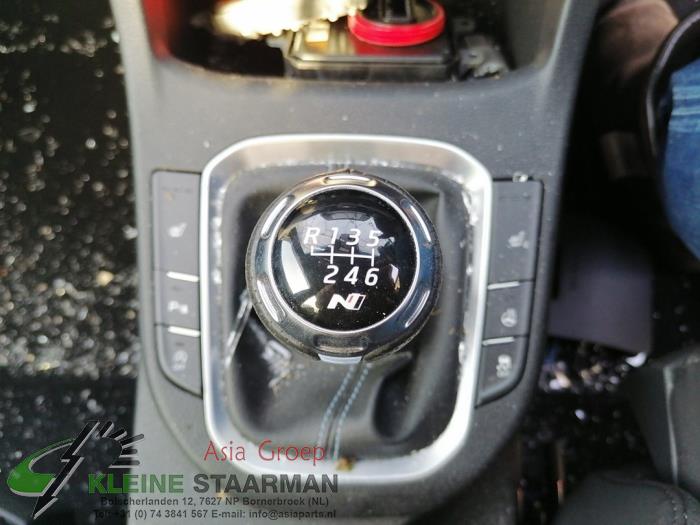 Gear stick knob from a Hyundai i30 (PDEB5/PDEBB/PDEBD/PDEBE) 2.0 N Turbo 16V Performance Pack 2019