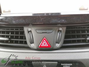 Gebrauchte Panikbeleuchtung Schalter Hyundai i30 (PDEB5/PDEBB/PDEBD/PDEBE) 1.4 T-GDI 16V Preis auf Anfrage angeboten von Kleine Staarman B.V. Autodemontage