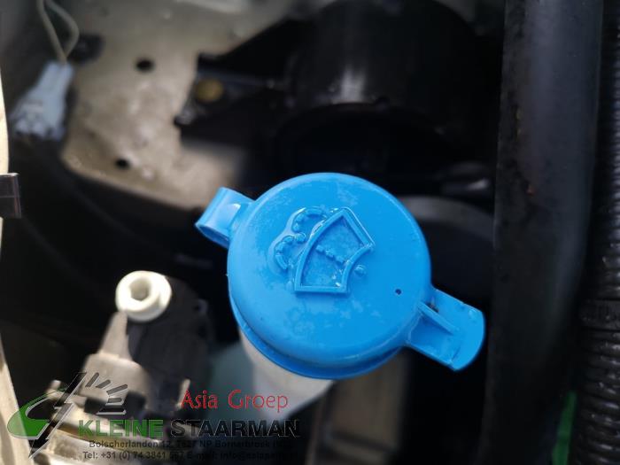Front windscreen washer reservoir from a Fiat Sedici (189) 1.6 16V Emotion 4x4 2007