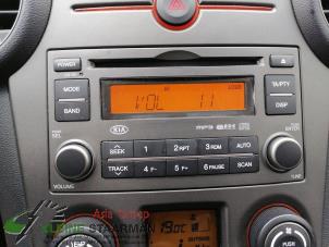 Used Radio CD player Kia Carens III (FG) 2.0i CVVT 16V Price on request offered by Kleine Staarman B.V. Autodemontage