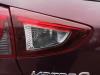 Feu arrière gauche d'un Mazda 2 (DJ/DL), 2014 1.5 SkyActiv-G 90, Berline avec hayon arrière, Essence, 1.496cc, 66kW, P5Y5; P5Y7; P5Y8, 2014-11 2018