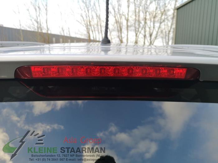 Zusätzliches Bremslicht Mitte van een Kia Carens IV (RP) 1.6 GDI 16V 2014