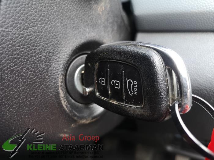 Ignition lock + computer from a Hyundai i20 (GBB) 1.2i 16V 2016