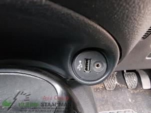 Używane Zlacze AUX/USB Nissan Juke (F15) 1.2 DIG-T 16V Cena na żądanie oferowane przez Kleine Staarman B.V. Autodemontage