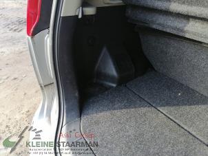 Usados Tapizado de maletero izquierda Nissan Note (E11) 1.6 16V Precio de solicitud ofrecido por Kleine Staarman B.V. Autodemontage