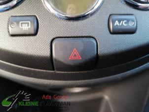 Gebrauchte Panikbeleuchtung Schalter Nissan Note (E11) 1.6 16V Preis auf Anfrage angeboten von Kleine Staarman B.V. Autodemontage