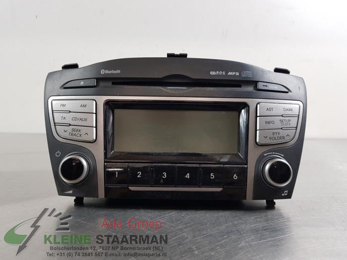 Radio CD player from a Hyundai iX35 (LM) 1.6 GDI 16V 2011