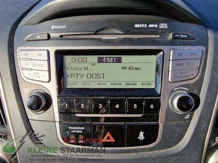 Radio CD player from a Hyundai iX35 (LM) 1.6 GDI 16V 2011