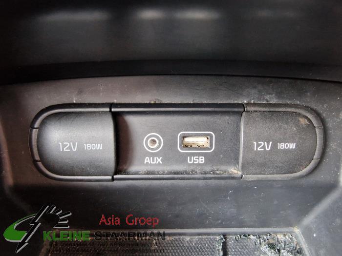 AUX / USB connection from a Kia Sorento III (UM) 2.2 CRDi 16V VGT 4x4 2016