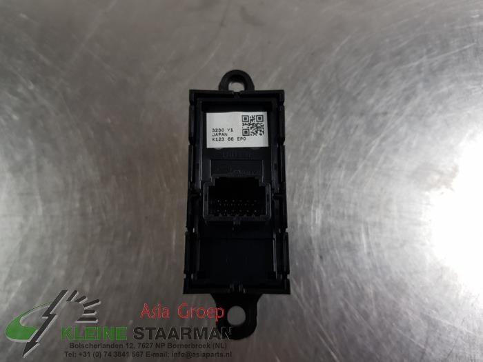 Parking brake switch from a Mazda CX-5 II (KF) 2.0 SkyActiv-G 165 16V 2WD 2021