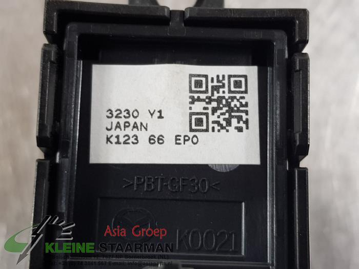 Parking brake switch from a Mazda CX-5 II (KF) 2.0 SkyActiv-G 165 16V 2WD 2021