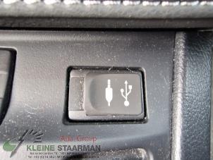 Używane Zlacze AUX/USB Toyota Auris (E18) 1.8 16V Hybrid Cena na żądanie oferowane przez Kleine Staarman B.V. Autodemontage