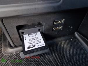 Używane Karta SD do nawigacji Mazda MX-5 (ND) 1.5 Skyactiv G-131 16V Cena na żądanie oferowane przez Kleine Staarman B.V. Autodemontage