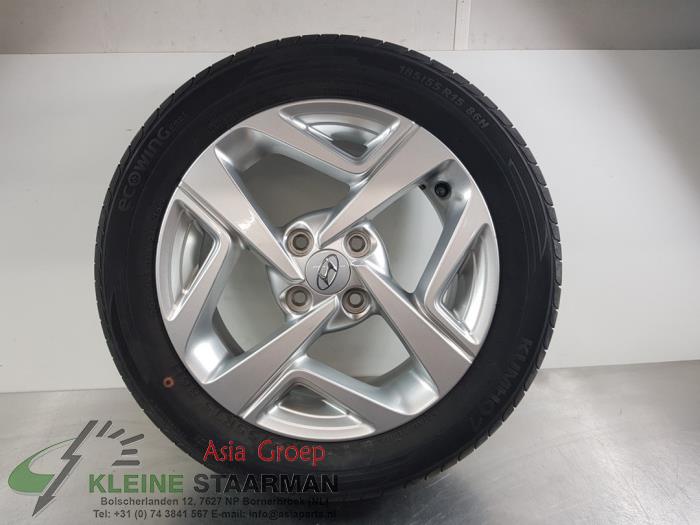 Wheel + tyre from a Hyundai i10 1.0 12V 2020