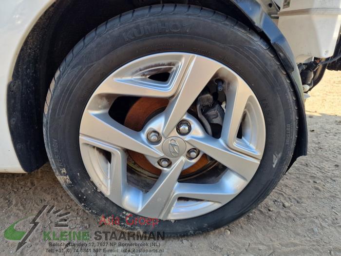 Wheel + tyre from a Hyundai i10 1.0 12V 2020