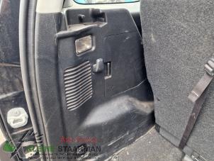 Używane Tapicerka pokrywy bagaznika lewa Suzuki Grand Vitara II (JT) 1.6 16V Cena na żądanie oferowane przez Kleine Staarman B.V. Autodemontage