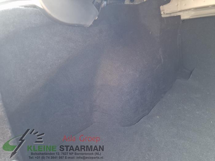 Tapizado de maletero izquierda de un Mazda 3 (BP) 2.0 SkyActiv-X 180 M Hybrid 16V 2019