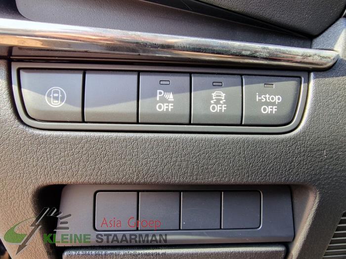 Interruptor (varios) de un Mazda 3 (BP) 2.0 SkyActiv-X 180 M Hybrid 16V 2019