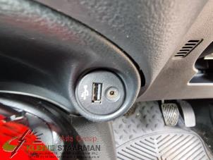 Używane Zlacze AUX/USB Nissan Juke (F15) 1.2 DIG-T 12V Cena na żądanie oferowane przez Kleine Staarman B.V. Autodemontage