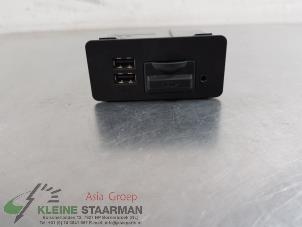 Używane Zlacze AUX/USB Mazda 3 (BM/BN) 2.0 SkyActiv-G 120 16V Cena na żądanie oferowane przez Kleine Staarman B.V. Autodemontage