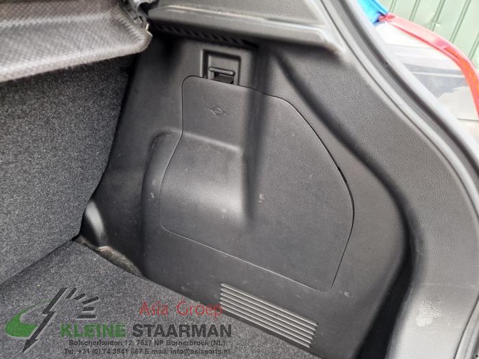 Boot lining right from a Suzuki Swift (ZC/ZD) 1.0 Booster Jet Turbo 12V 2018