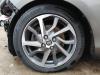 Llanta y neumático de un Toyota Yaris III (P13), 2010 / 2020 1.5 16V Hybrid, Hatchback, Eléctrico Gasolina, 1.497cc, 74kW (101pk), FWD, 1NZFXE, 2015-04 / 2017-03, NHP13 2017