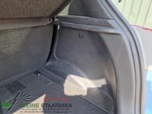 Używane Tapicerka pokrywy bagaznika prawa Hyundai iX20 (JC) 1.4i 16V Cena na żądanie oferowane przez Kleine Staarman B.V. Autodemontage