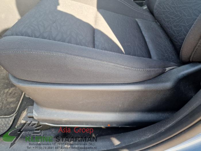 Seat, left from a Hyundai iX20 (JC) 1.4i 16V 2014