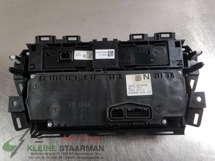 Heater control panel from a Mazda 3 (BM/BN) 2.2 SkyActiv-D 150 16V 2017