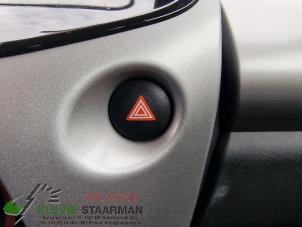 Używane Przelacznik swiatel awaryjnych Toyota Aygo (B40) 1.0 12V VVT-i Cena na żądanie oferowane przez Kleine Staarman B.V. Autodemontage