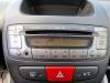 Radio/Lecteur CD d'un Toyota Aygo (B10), 2005 / 2014 1.0 12V VVT-i, Berline avec hayon arrière, Essence, 998cc, 50kW (68pk), FWD, 1KRFE, 2005-07 / 2014-05, KGB10 2008