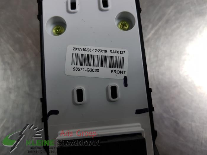 Electric window switch from a Hyundai i30 (PDEB5/PDEBB/PDEBD/PDEBE) 1.4 T-GDI 16V 2018