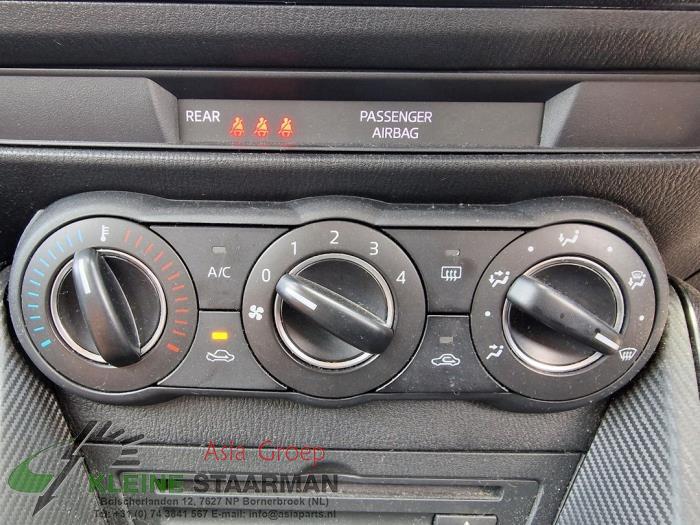 Heater control panel from a Mazda 2 (DJ/DL) 1.5 SkyActiv-G 90 2016